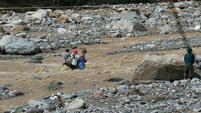 
Một số người dân vẫn phải lội suối chảy xiết để về nhà ở thôn Sủng Hoảng.
