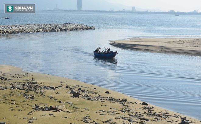 Cống xả kênh Phú Lộc, điểm nóng ô nhiễm tại biển Nguyễn Tất Thành