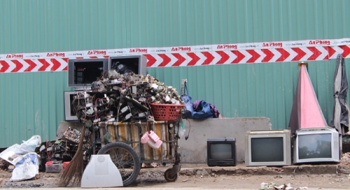 
Chiếc xe đẩy nhỏ chở đầy những linh kiện điện tử, những chiếc ti vi thời xa xưa của bà Thủy nằm gọn ngay gốc ngã 4 Sài Gòn. Ảnh: Ngọc Nhiên

