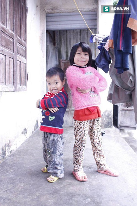 
Hai chị em bé Trịnh Thị Hà và bé Trịnh Duy Hiếu
