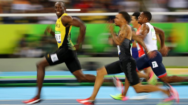 
Khoảnh khắc nhăn nhở của Bolt khi thấy không ai bắt kịp anh.
