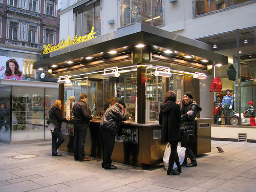 
Một sạp bán xúc xích bên đường tại thủ đô Vienna (ảnh: cnn)
