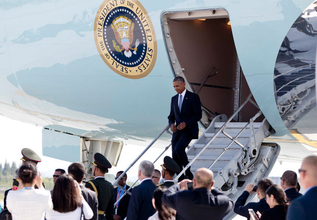 
Tổng thống Mỹ rời chuyên cơ bằng thang gắn trên cửa sau chiếc Air Force One trong chuyến công du Trung Quốc. Ảnh: Getty
