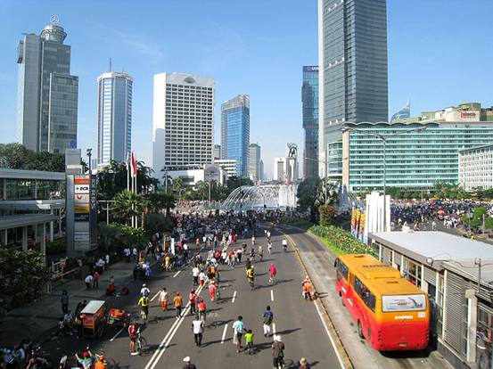 
Xe buýt nhanh đi chậm trong khu vực phố đi bộ Jakarta, Indonesia
