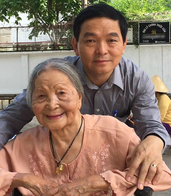 CEO Lê Viết Hải và mẹ. Ảnh: NVCC.