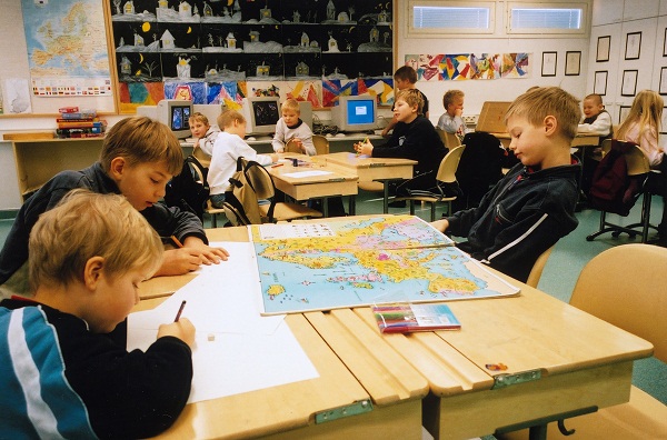 
Trong những lớp học ở Phần Lan, trẻ có thể ngồi bất kì tư thế nào mình thích và được tự do thảo luận.
