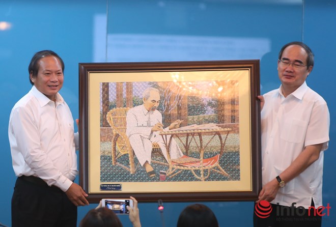 Ủy viên Bộ Chính trị, Chủ tịch Ủy ban Trung ương Mặt trận Tổ quốc Việt Nam Nguyễn Thiện Nhân (bên phải) cho biết rất thích bức tranh tem do Bộ trưởng Bộ TT&TT Trương Minh Tuấn trao tặng tại buổi làm việc.