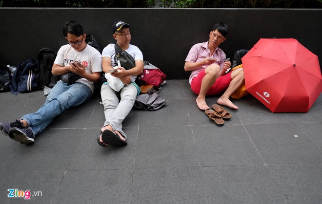 
Những người xếp hàng chờ iPhone 7 bên ngoài một cửa hàng tại Singapore chiều 15/9. Ảnh: Duy Tín.
