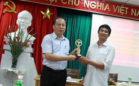 
Tài xế Phan Văn Bắc được Ủy ban ATGT Quốc gia đặc cách trao tặng giải Vô lăng vàng năm 2016.
