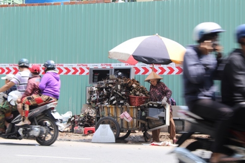 
Hằng ngày, bà Thủy vẫn cứ thế ngồi ở góc ngã 4 Sài Gòn hy vọng có người đến bán những chiếc ti vi cũ cho bà đập. Ảnh: Ngọc Nhiên
