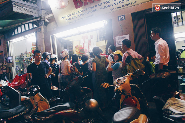 Không chỉ ban ngày người Hà Nội mới xếp hàng chờ mua bánh mà cảnh tượng này còn kéo dài về đêm.