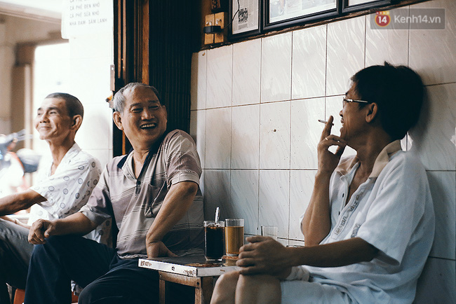 
Những bậc cao niên gắn bó với Sài Gòn từ rất xưa là các vị khách quen thuộc của quán cafe này.
