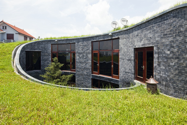 
Phần mái nhà được xử lý kĩ và trồng cỏ, mang đến không gian xanh cho toàn bộ khối nhà.
