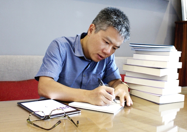 
Giáo sư Ngô Bảo Châu kí tặng sách cho độc giả Trạm Đọc
