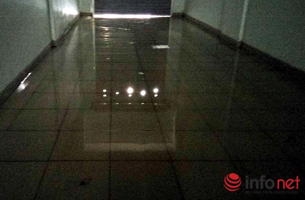 
Nước ngập lên láng ở các hành lang của tòa nhà.
