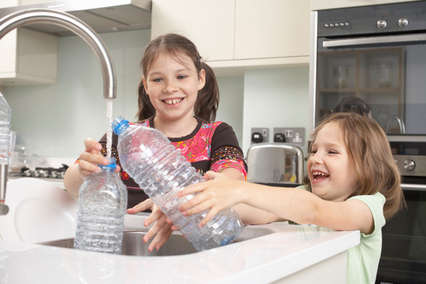 
Những loại nhựa như PET, PETE hay BPA thường được sử dụng trong những loại nước dùng một lần.
