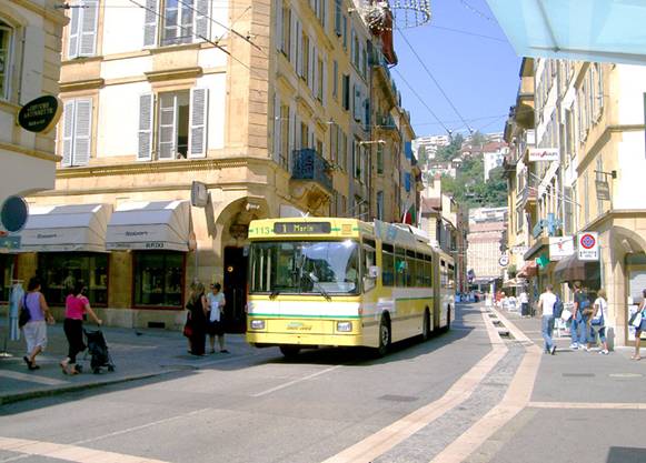 
Xe buýt điện (Trolleybuses) dọc phố đi bộ Neuchâtel, Thụy Sĩ
