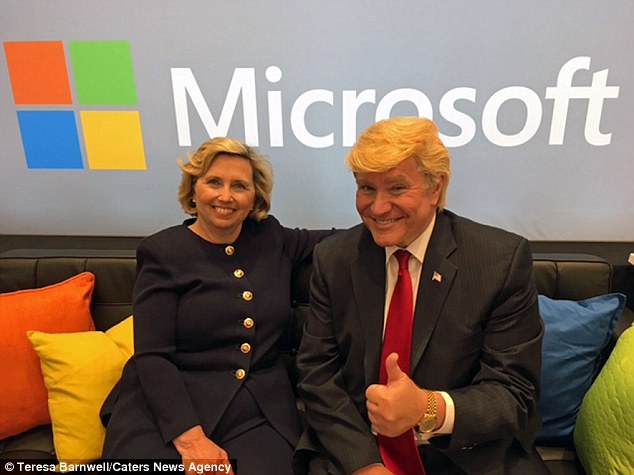Bà Teresa chụp ảnh cùng người đóng giả Donald Trump Marcel Forestieri tại một sự kiện ở Park City, Utal.