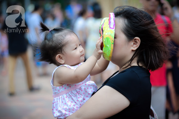 Có những em nhỏ đã dành tặng chiếc mặt nạ ý nghĩa này cho người thân của mình.