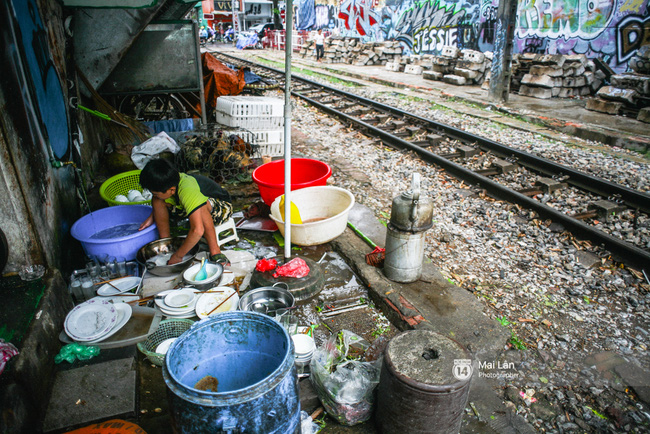 
Người dân vô tư nấu ăn, rửa bát ngay cạnh đường tàu.
