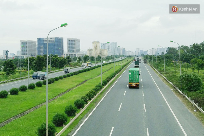 
Khi nghe tin đại lộ Thăng Long phải chi số tiền 53 tỷ đồng để cắt cỏ, một ít trúc đào, một ít hoa dâm bụt đã khiến nhiều người dân rất quan tâm.
