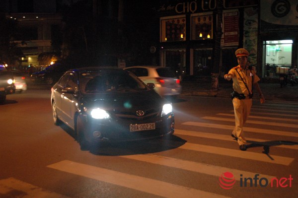 
Cảnh sát yêu cầu người lái xe đưa xe vào lề đường để kiểm tra theo quy định.
