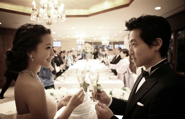 Kim Hee Sun kết hôn vào ngày 19 tháng 10 năm 2007 với ông xã Park Jooyoung, hơn cô ấy 3 tuổi, là con thứ của ông chủ tập đoàn xây dựng lớn ở Hàn Quốc.