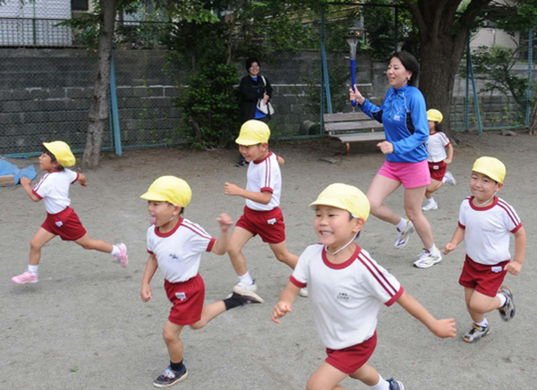 
Tiết học ngoài trời với các hoạt động thể chất phong phú luôn là ưu tiên hàng đầu tại các trường học ở Nhật, đặc biệt là ở các trường mầm non và tiểu học.
