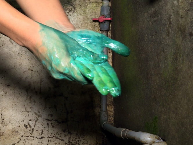 
Hóa chất màu xanh dính vào tay rất khó tẩy rửa. Ảnh: Quỳnh Giang.
