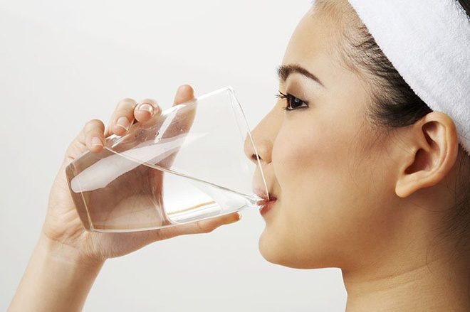 
Thời điểm uống nước cũng là một trong những yếu tố tác động đến tình trạng của dạ dày. (Ảnh minh họa).
