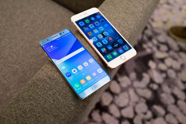 
iPhone 6s Plus đọ dáng cùng Samsung Galaxy Note7.
