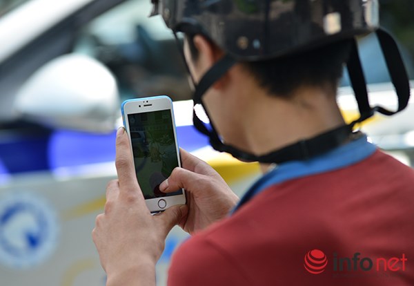 Màn hình điện thoại của một người đi xe máy bất ngờ dừng dưới lòng đường để bắt Pokemon được phóng viên chụp lại.