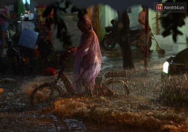 
Chiếc xe đạp điện bị ngấp nước mưa, không thể di chuyển. Ảnh: Phương Thảo
