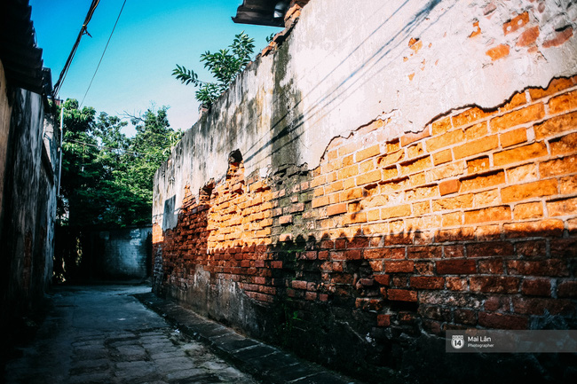 
Những bức tường cổ với màu gạch đỏ, lở vỡ và xanh rêu bụi mờ thời gian.
