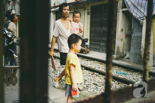 Ngoài những hộ gia đình chính chủ nhiều đời ở khu đường tàu, hiện tại có rất nhiều người lao động nhập cư đến ở đây cùng con cháu.