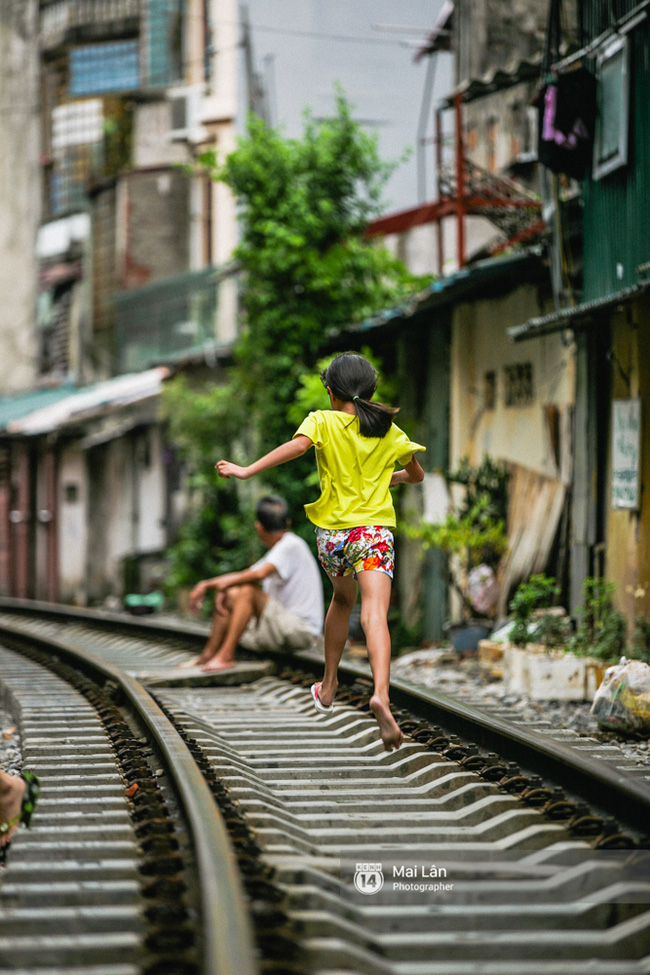 
... Đều có thể sải bước bên cạnh hay thậm chí, ngay cả trên đường ray.
