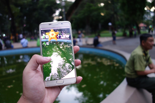 
Pokemon sẽ xuất hiện trước camera của smartphone và người chơi sẽ thực hiện bắt thú nuôi bằng động tác ném bóng trên màn hình cảm ứng.
