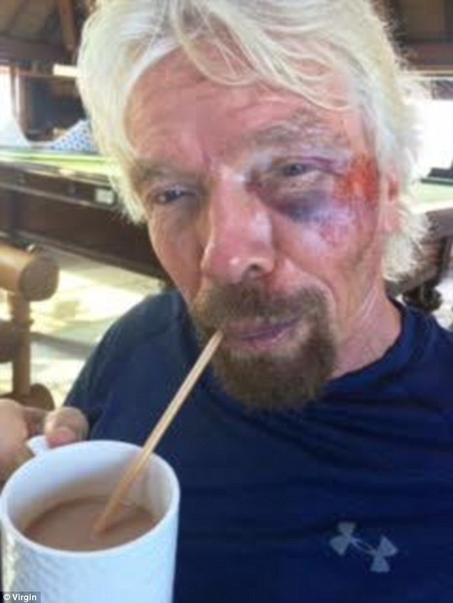 
Một sự cố nhỏ hơn xảy ra với Branson khi đập mặt vào cửa kính trong lúc tìm mua món đồ kỷ niệm cho vợ. Tuy nhiên, sự việc trở nên đáng chú ý bởi Branson đang đi cùng các doanh nhân khác. Ảnh: Virgin
