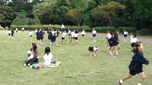 
Hình ảnh các em học sinh mặc đồng phục thỏa sức vui đùa trong công viên là hình ảnh thường thấy ở Nhật.
