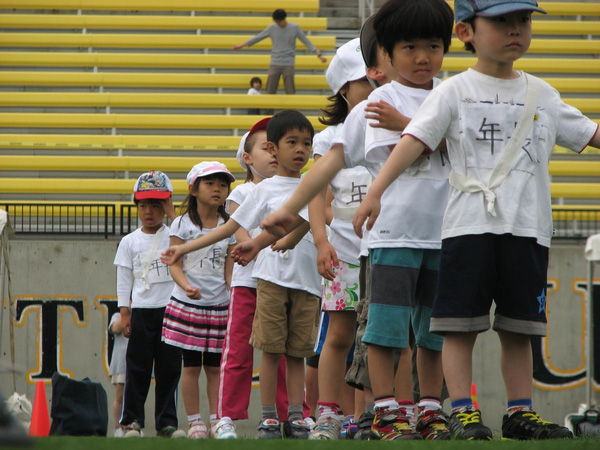
Các trường học ở Nhật thường xuyên tổ chức các ngày hội thể thao như một hoạt động đặc biệt để giúp các em yêu thích vận động hơn và biến nó thành một thói quen hàng ngày.
