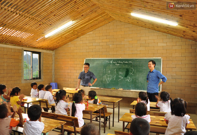 
GS. Ngô Bảo Châu & KTS. Hoàng Thúc Hào bên trong phòng học với đầy đủ bàn ghế, điện chiếu sáng - một điều kỳ diệu mà Cơm Có Thịt đã đem đến Lũng Luông
