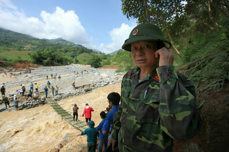 
Thượng tá Phùng Mạnh Hùng, Phó Chỉ huy Quân sự huyện Bát Xát cho biết đã huy động 50 bộ đội, dân quân để làm 2 chiếc cầu này.
