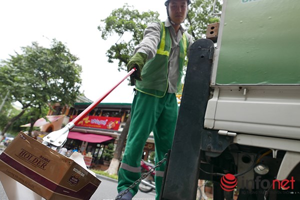 
Ngoài xe đạp, nhân viên môi trường còn được trang bị thêm gậy gắp rác để không phải cúi xuống nhặt từng rác nhỏ giúp hiệu quả công việc được tăng cao.
