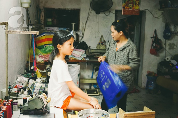 Cô Dậu – dì của Uyên cũng làm may thuê, mỗi ngày của họ trôi đi bình lặng bên kim chỉ, tận đến khi chuyến tàu đêm muộn đi qua họ mới nghỉ ngơi.