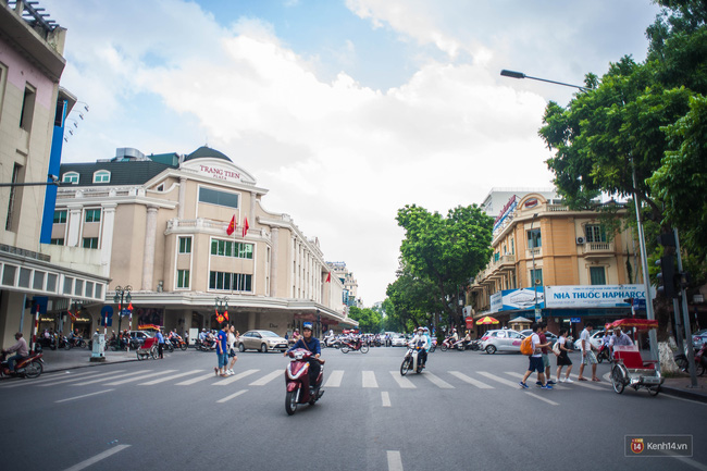 
Cũng chẳng còn cảnh xe cộ chạy vèo vèo.
