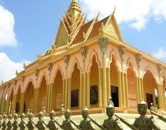 
Chùa Phnô-đung cũng là ngôi chùa cổ tại huyện Trà Cú, nơi ông Trầm Bê bỏ 7,5 tỷ trùng tu lại.
