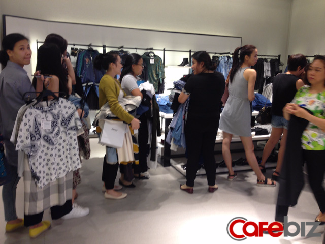 
Cảnh mua sắm tại Zara ngày 9/9. Ảnh: Thế Trần
