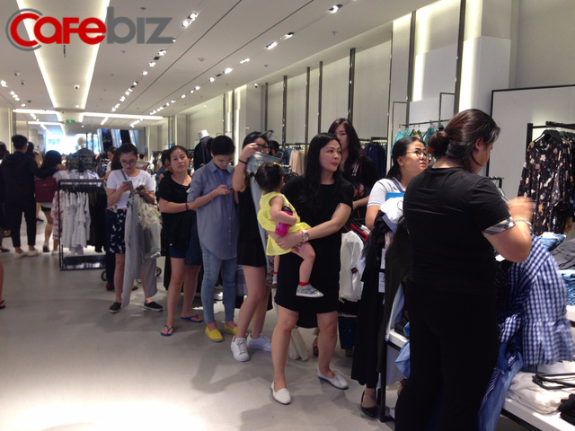 
Dòng người xếp hàng trước cửa phòng thử đồ tại cửa hàng Zara.
