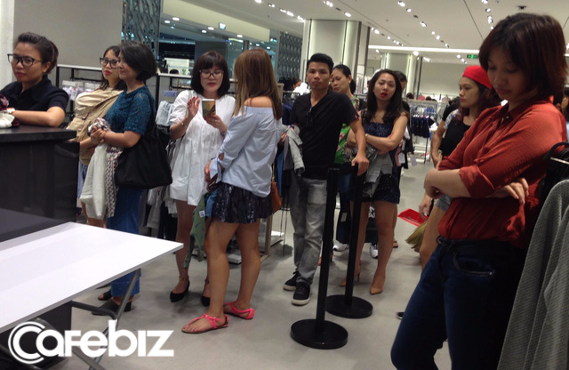 
Cảnh người xếp hàng thanh toán tại cửa hàng Zara tại TP HCM chiều 14/9. Ảnh: Thế Trần
