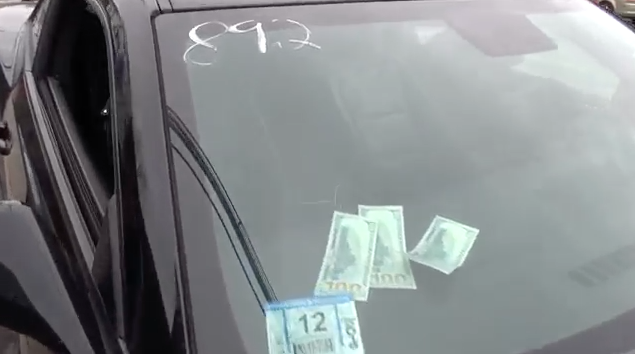 Số tiền khá lớn được đặt bên trong chiếc xe có cửa kính không kéo hết.